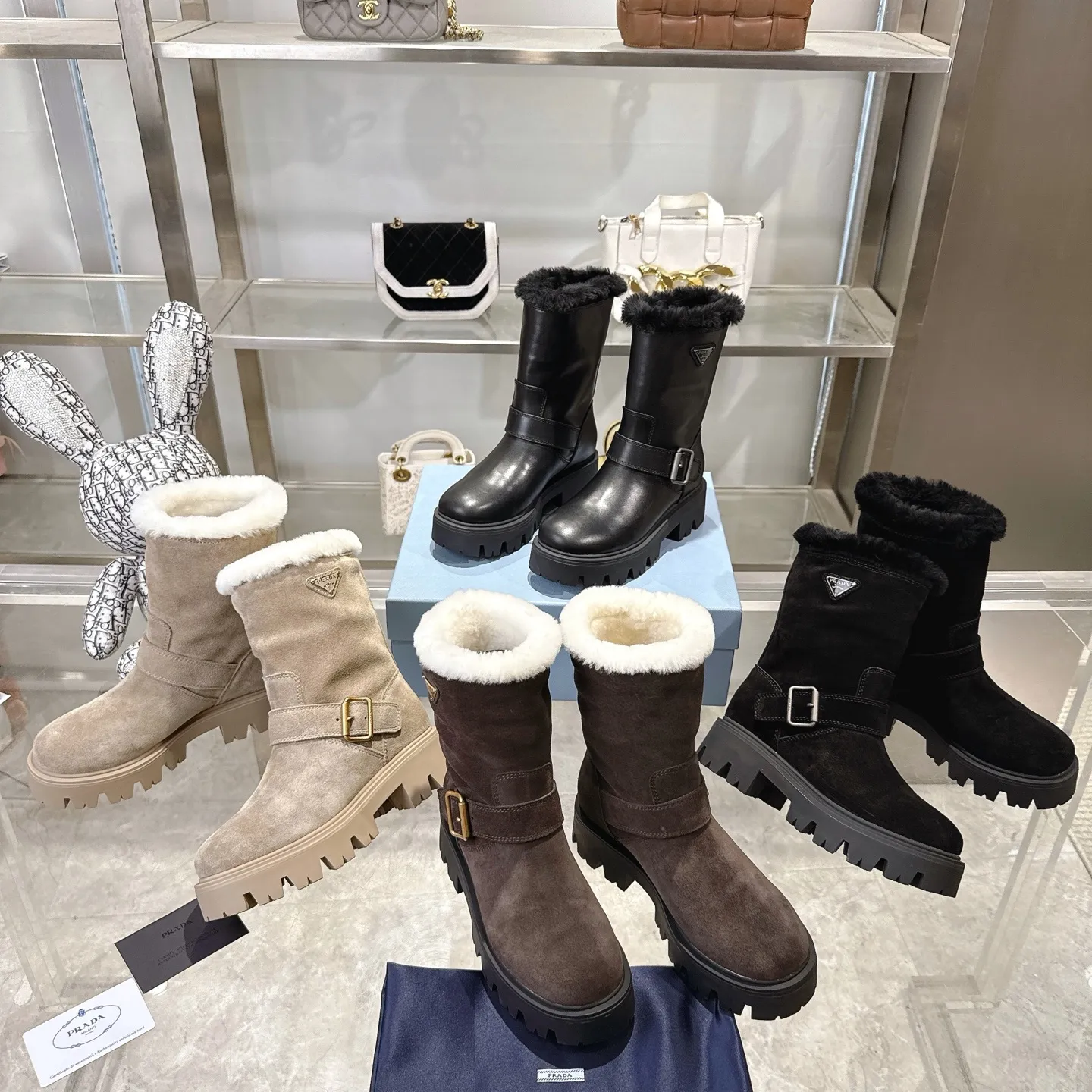 👟👟Ex-factory price 700👟👟 🔥Heavyweight🔥4050 Prada/PRADA autumn and winter snow boots counter new thick-soled anti-ski boots warm wool short boots, the same style as PRADA autumn and winter T-stage catwalk catwalk celebrity stars, original 1:1 replica, high-quality quality! The top version is comfortable on the feet and makes you look slimmer, elegant and intellectual! It is a rare pair of comfortable and warm casual snow boots! ❶Fabric: High mercerized cow suede/first layer cowhide ❷Lining: %100 pure wool imported from Australia ❸Feet: %100 pure wool imported from Australia ❹Outsole: Original TPU foam bottom Four-color women's sizes: 36–42. Complete packaging, with certified pure cotton bag after-sales service card.